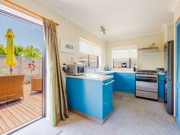 Brick, Roomy Apartment- Great Street!