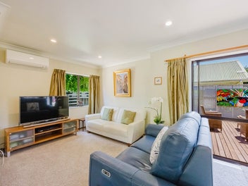 Tidy Town House- Great Location!