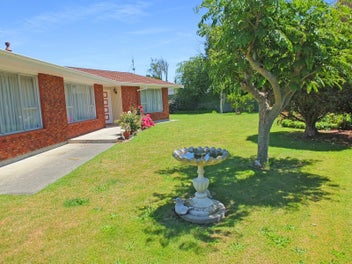 Sunny home plus huge studio/rumpus room