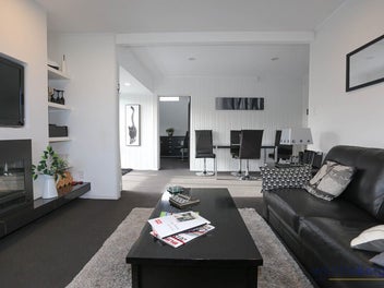 Four or Three Bedrooms! Ideal University Location!