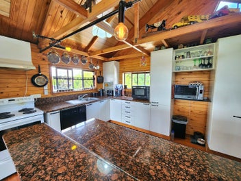 Expansive home, ample garaging