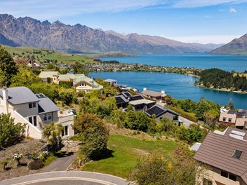 Premium Queenstown Position: Views & Potential