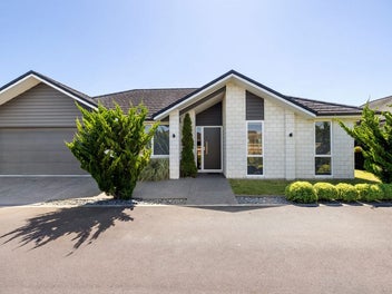 Elevated, Sweeping Views – Modern Design