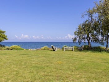 Lawn To Lake - Absolute Lakefront!