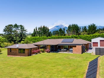 Private 4-Bed Sanctuary with Huge Shed