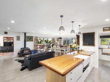 Modern 236m2 Home on 1Ha