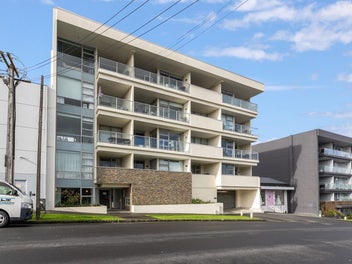 Pets / Views + 2 Car Parking