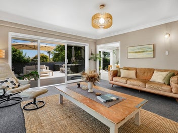 Summer-ready! Pool fun, easy-care, top location