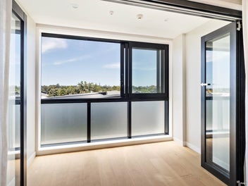 Designer Pt Chev Apartment PLUS a Coveted Carpark