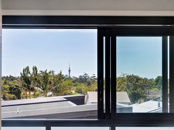 Designer Pt Chev Apartment PLUS a Coveted Carpark