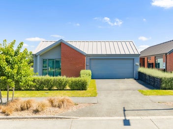 2 Lounges or 5 Bedrooms? You Decide!