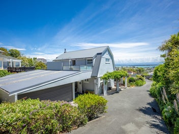 Cape Cod Charm Above Tahunanui