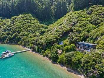 Burneys Beach - Secluded Coastal Retreat