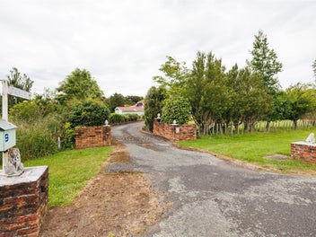 TEAM LEWIS - COUNTRY LIFE CLOSE TO TOWN