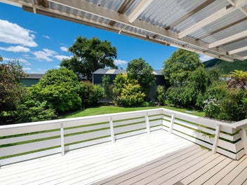 Lake Rotoiti bach - Relaxed and perfectly placed