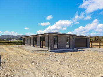 Warm light and soft tones - New Build