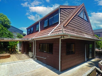 Opposite St Lukes Mall – Do-Up Opportunity