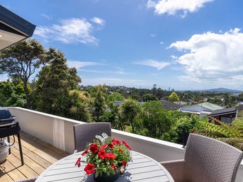 Tranquil Living with Rangitoto Views