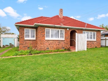 Rare Opportunity in Pt Chev—Unlock the Potential!