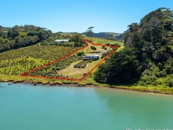 ABSOLUTE WATERFRONT - PRIVATE BEACH ACCESS