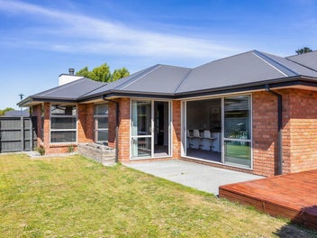 * UNDER OFFER * Stunning Family Home with Immediat