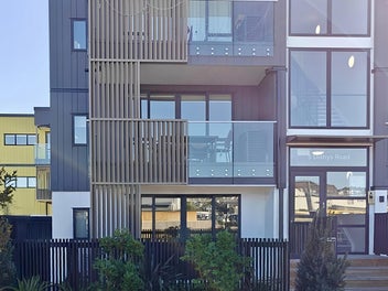 Priced to Sell, Ground Floor Apartment!