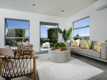 Price reduced - Sunny end townhouse with garden!