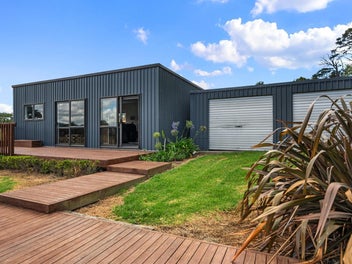 Lifestyle Options! Separate Studio + Shed