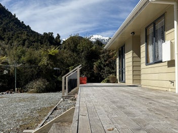 Comfortable and Perfectly Positioned in Kamahi