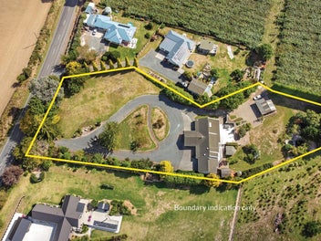 Lifestyle spacious home with land