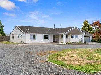Lifestyle spacious home with land