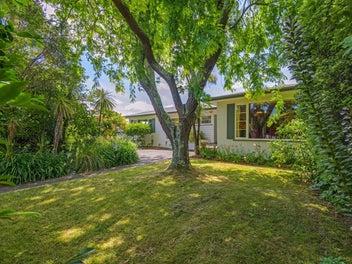 Perfectly private cul-de-sac living