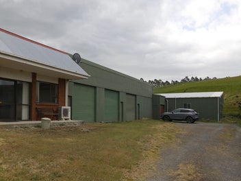 Lifestyle-15.24ha + 2 x Flats