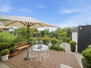 PRIVATE GARDEN OASIS IN A PRIME LOCATION