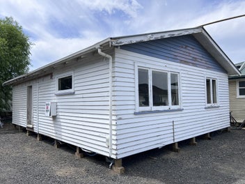 2 Bed 1 bath 77sqm House For Relocation