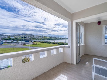 Jetty Street Living - Views, Space & Heritage!