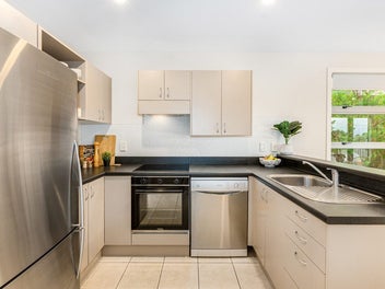 Sunny, Stylish & Seriously Easy Living!