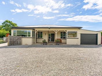 Quirky Coastal Charmer Alert!