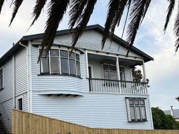 SNAP-UP THIS SUN-SOAKED CHARACTER BEAUTY