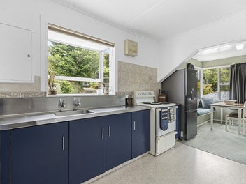 VENDORS ON THE MOVE - MUST BE SOLD!