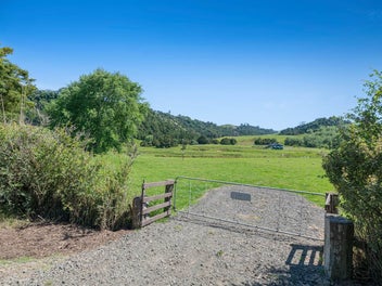 PRIME LOCATION! NO COVENANTS! MOTIVATED VENDORS!