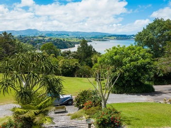 A LIFESTYLE PROPERTY WITH SERIOUS WORKSPACE