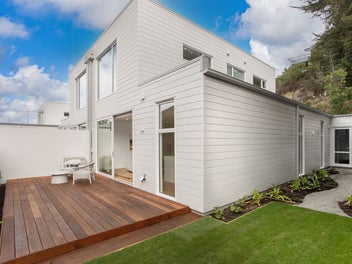 Completed! Master Downstairs! 140m2 Garage & Park