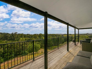 COASTAL LIFESTYLE WITH SEA VIEWS!