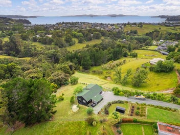 COASTAL LIFESTYLE WITH SEA VIEWS!