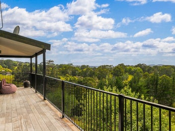 COASTAL LIFESTYLE WITH SEA VIEWS!