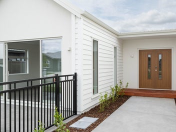 Frimley New 4 Bedrooms, 2 living smart design.