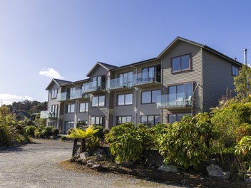 Prime lakeside hotel with development potential