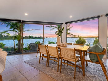 Panoramic Waterfront Living