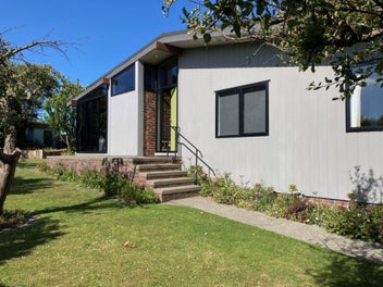 *UNDER OFFER* Renovated '60s Architectural Home
